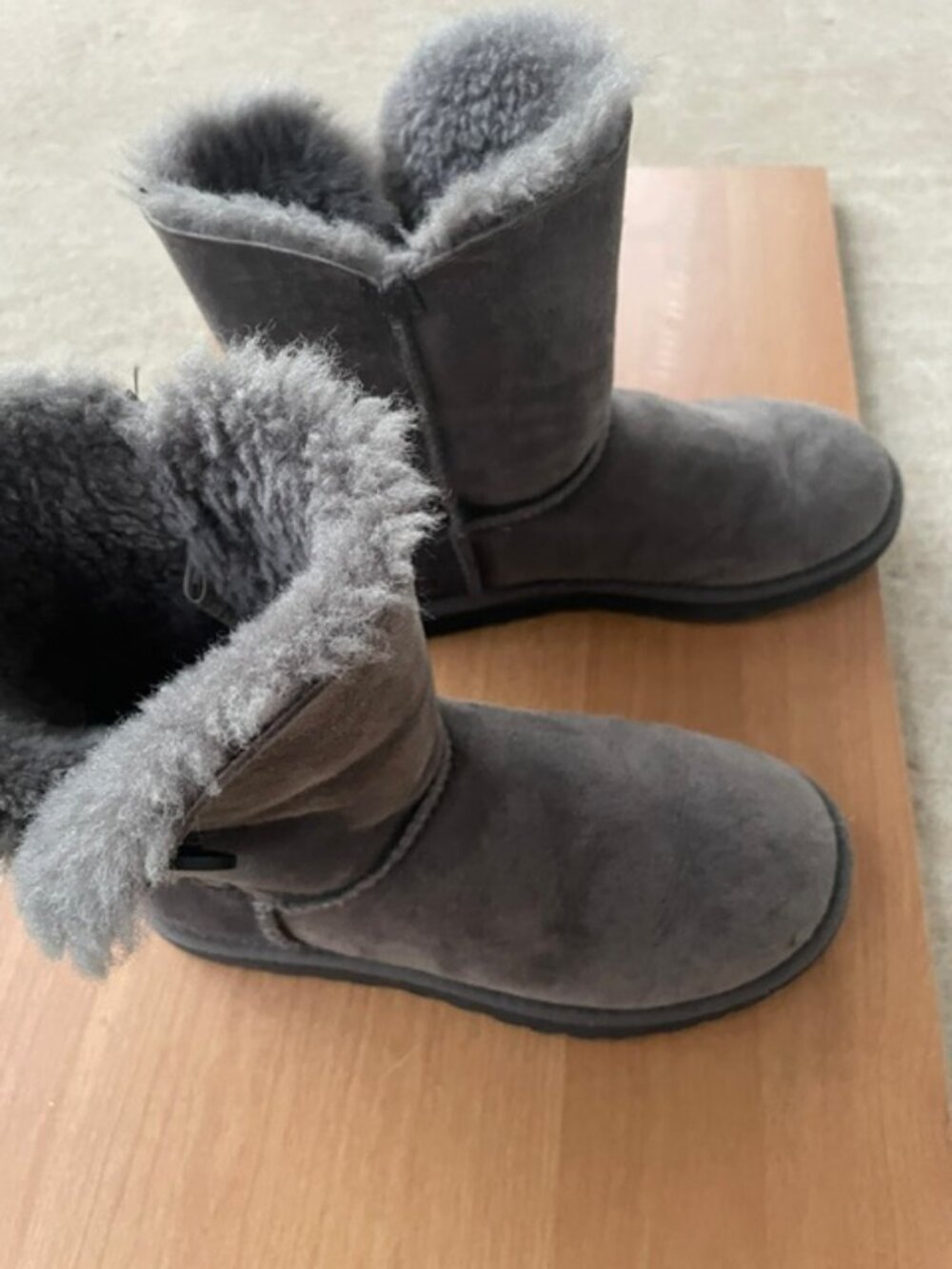 UGG Australia Women's Suede Bailey Button Bomber Boots, Gray, Size 6 - Picture 4 of 12